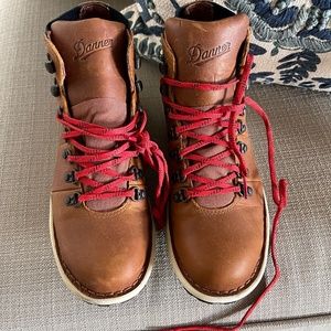 Women’s Danner boats 8.5 New